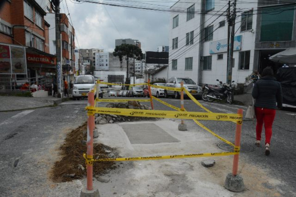 Luego de la revisión de Aguas de Manizales, la Secretaría de Obras Municipal realizó el arreglo de la vía. Luego de la revisión de Aguas de Manizales, la Secretaría de Obras Municipal realizó el arreglo de la vía.