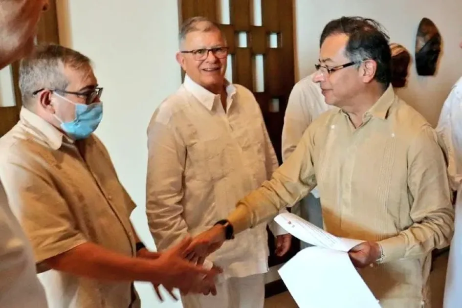 Rodrigo Londoño (izd.) y Gustavo Petro (der.). Rodrigo Londoño (izd.) y Gustavo Petro (der.).