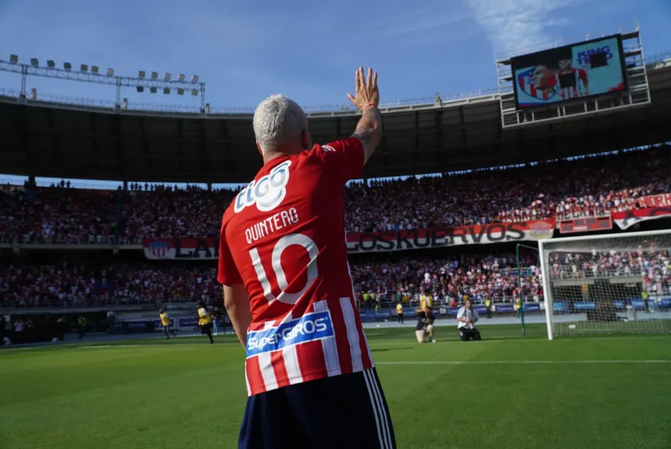 El paisa Juan Fernando Quintero saluda a los hinchas del Junior durante su presentación este domingo como nuevo jugador del onceno barranquillero. El paisa Juan Fernando Quintero saluda a los hinchas del Junior durante su presentación este domingo como nuevo jugador del onceno barranquillero.