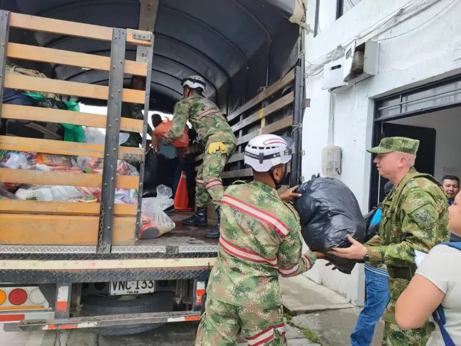 Llevan 9 toneladas de ayudas a afectados por derrumbe en Cauca Llevan 9 toneladas de ayudas a afectados por derrumbe en Cauca