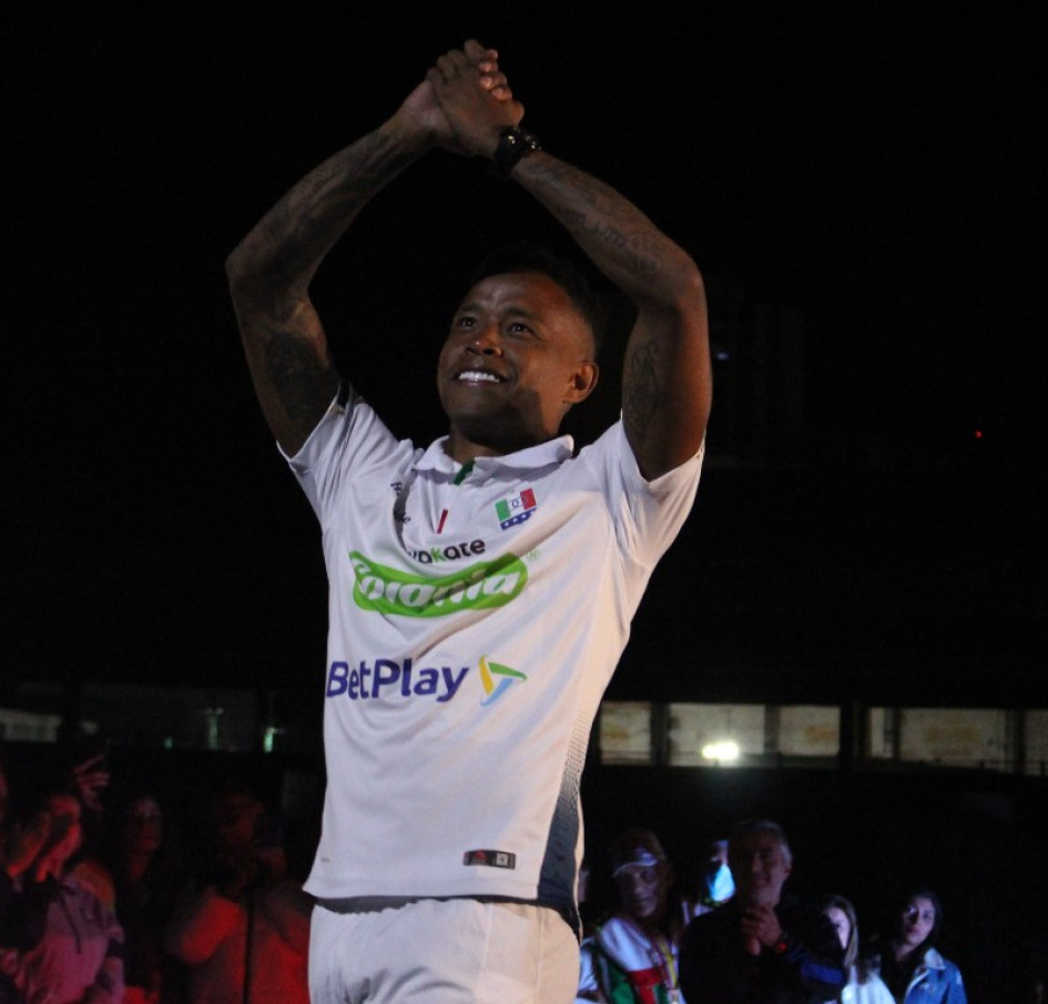 Jhon Freddy Pajoy saluda a los aficionados en la presentación del equipo. Jhon Freddy Pajoy saluda a los aficionados en la presentación del equipo.