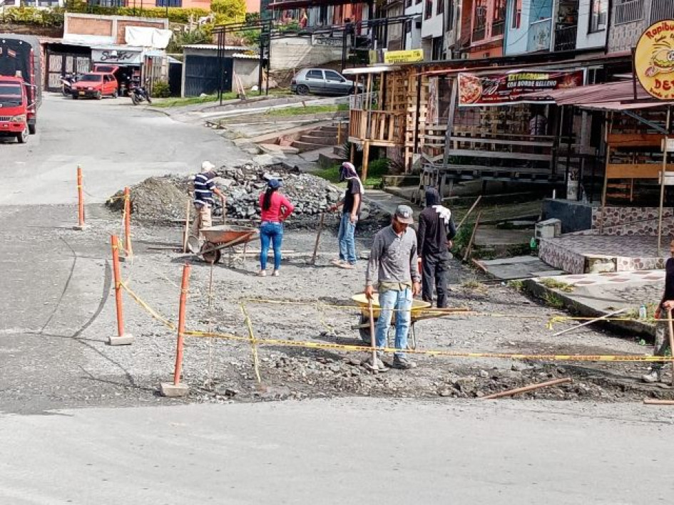 Los obreros intervienen la calle principal de La Pradera. Los obreros intervienen la calle principal de La Pradera.