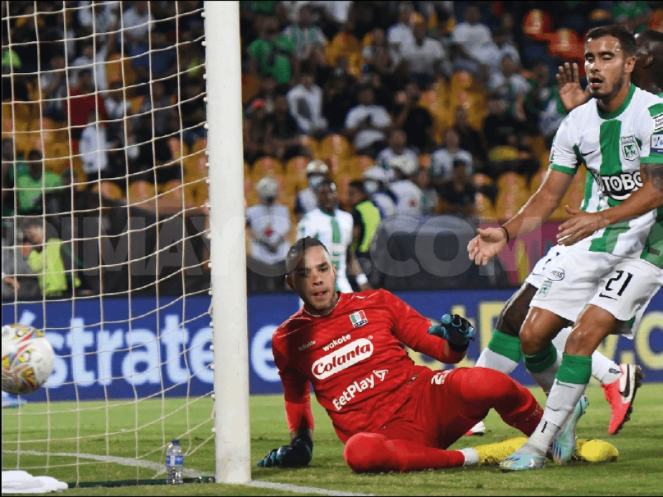 El arquero ibaguereño evitó que los verdolagas anotaran más goles y fue la figura del Once Caldas a pesar de la derrota. El arquero ibaguereño evitó que los verdolagas anotaran más goles y fue la figura del Once Caldas a pesar de la derrota.