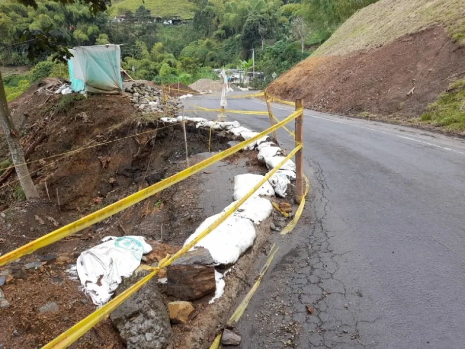 Desde hace varios meses el sector de La Quiebra ha sido álgido y presenta inestabilidad en taludes de la carretera, lo cual se agravó con el resquebrajamiento del pavimento que obligó al cierre de esta vía. Desde hace varios meses el sector de La Quiebra ha sido álgido y presenta inestabilidad en taludes de la carretera, lo cual se agravó con el resquebrajamiento del pavimento que obligó al cierre de esta vía.