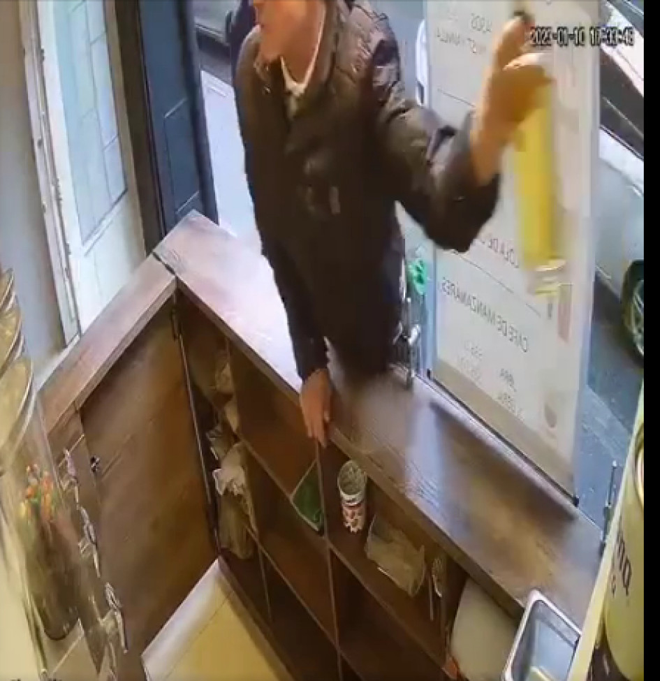 Se llevó una botella de aguardiente. Se llevó una botella de aguardiente.