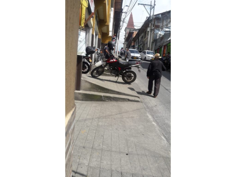 En Villamaría hay conductores que insisten en parquear en sitios donde está prohibido. En Villamaría hay conductores que insisten en parquear en sitios donde está prohibido.