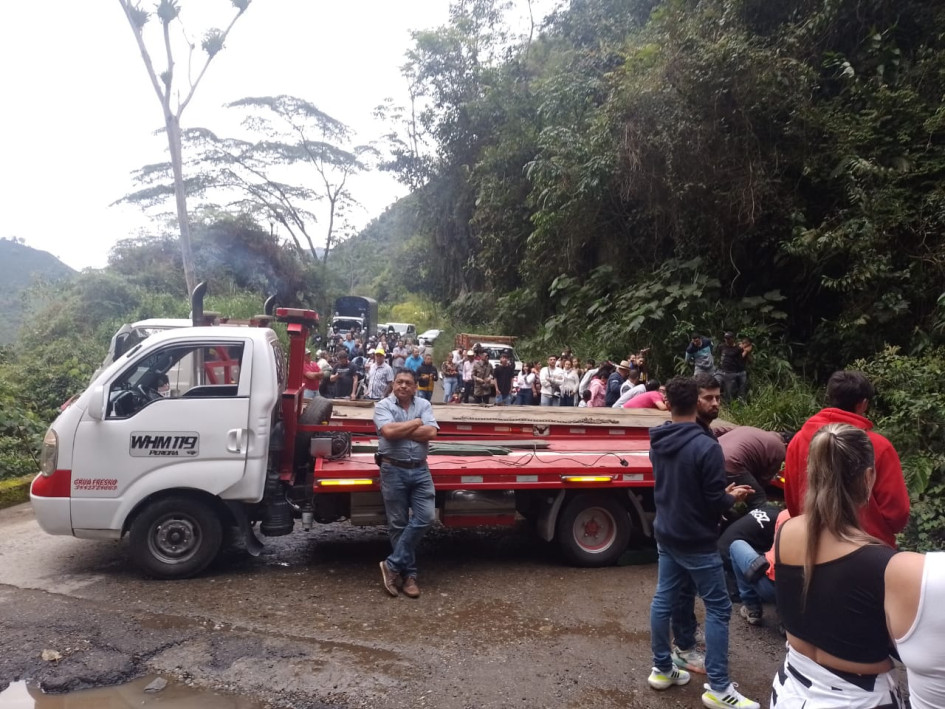 Con grúa, los organismos de socorro lograron sacar el vehículo del agua. Con grúa, los organismos de socorro lograron sacar el vehículo del agua.