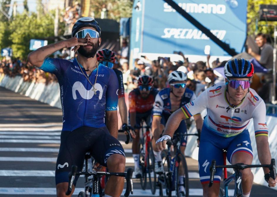 El nacido en La Ceja (Antoquia) ganó la cuarta etapa de la clásica argentina y se enfundó el maillot blanco con cuadritos celestes que adorna al líder. El nacido en La Ceja (Antoquia) ganó la cuarta etapa de la clásica argentina y se enfundó el maillot blanco con cuadritos celestes que adorna al líder.