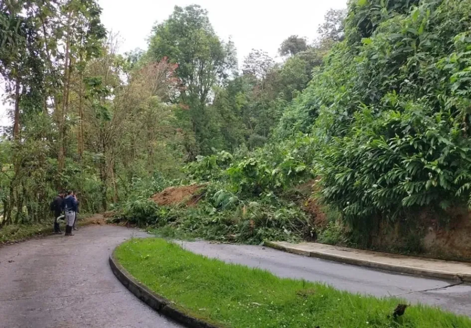 Deslizamiento en vía del barrio La Francia de Manizales Deslizamiento en vía del barrio La Francia de Manizales