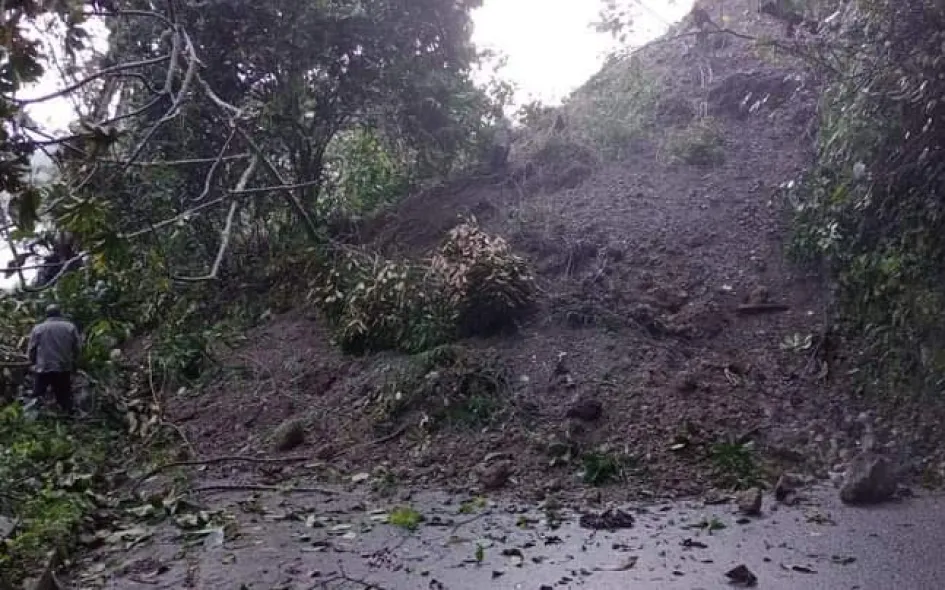 Este es el derrumbe que mantiene incomunicados a los dos municipios. Este es el derrumbe que mantiene incomunicados a los dos municipios.