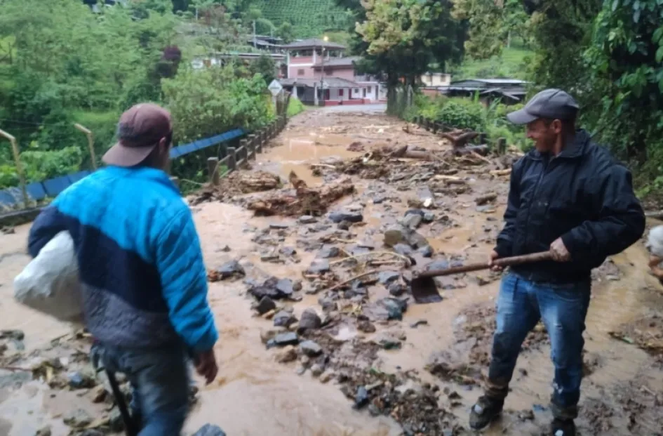 Esta es una parte de la emergencia en la vereda la honda, entre Aranzazu y Neira. Esta es una parte de la emergencia en la vereda la honda, entre Aranzazu y Neira.