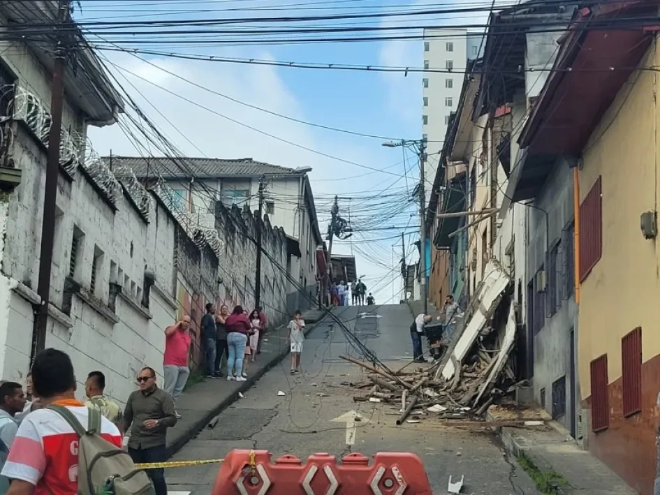 Se cayó fachada de vivienda que había sido reportada por riesgo estructural en San Joaquín Se cayó fachada de vivienda que había sido reportada por riesgo estructural en San Joaquín