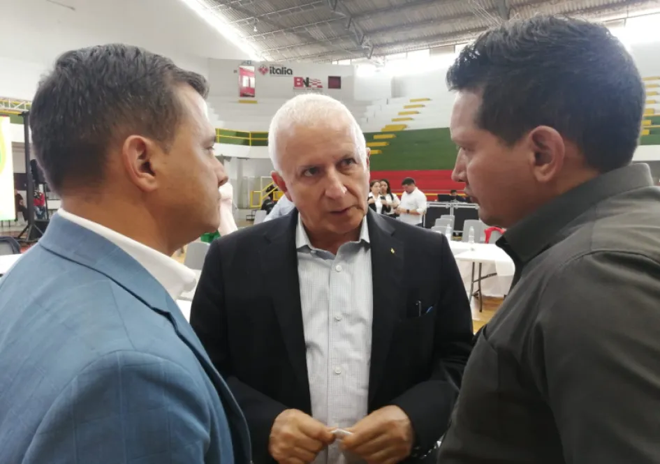 Baltazar Medina (c), nuevo director de los Juegos Nacionales Eje Cafetero 2023, con los secretarios del Deporte de Caldas, Andrés Felipe Marín Villada (d), y de Pereira, Gustavo Adolfo Rivera Muñoz. Baltazar Medina