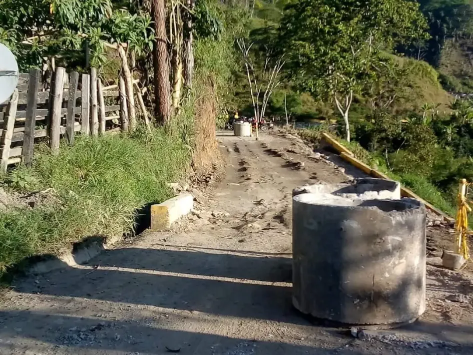 Así se encuentra el sector Cajones en la vía entre Manzanares y Marquetalia luego de las grietas que abrieron la semana pasada. Así se encuentra el sector Cajones en la vía entre Manzanares y Marquetalia luego de las grietas que abrieron la semana pasada.
