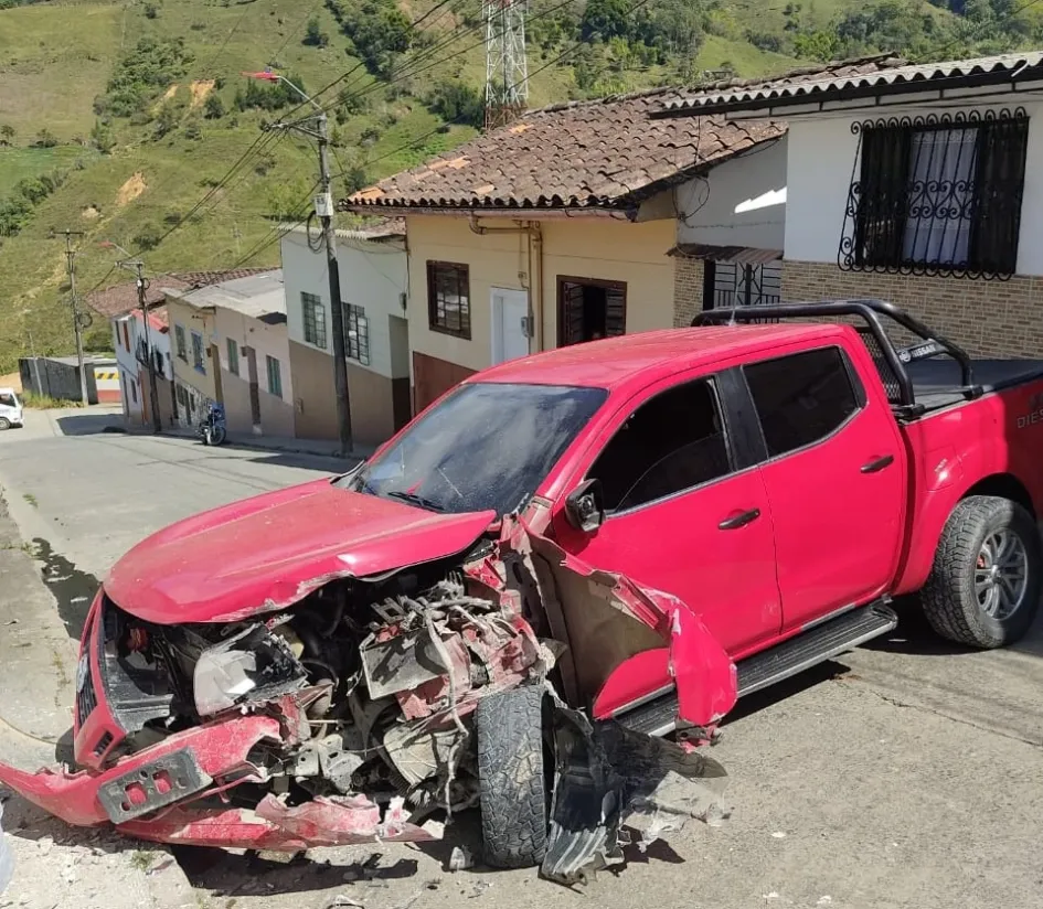 Camioneta se chocó al frente del parqueadero del Hospital de Pácora Camioneta se chocó al frente del parqueadero del Hospital de Pácora