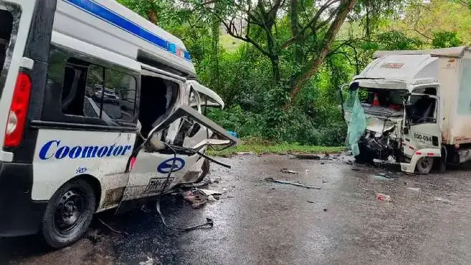 El accidente se registró entre un microbús de la empresa Coomotor y una camión de transporte de alimentos de D1. accidente de tránsito en el Huila