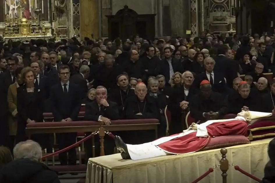 Captura de video del momento en el que la reina emérita de España, doña Sofía, y el ministro de la Presidencia, Félix Bolaños, visitaron hoy la capilla ardiente del papa emérito Benedicto XVI en el Vaticano, adonde acudieron para participar mañana, jueves, en su funeral. Captura de video del momento en el que la reina emérita de España, doña Sofía, y el ministro de la Presidencia, Félix Bolaños, visitaron hoy la capilla ardiente del papa emérito Benedicto XVI en el Vaticano, adonde acudieron para participar mañana, jueves, en su funeral.
