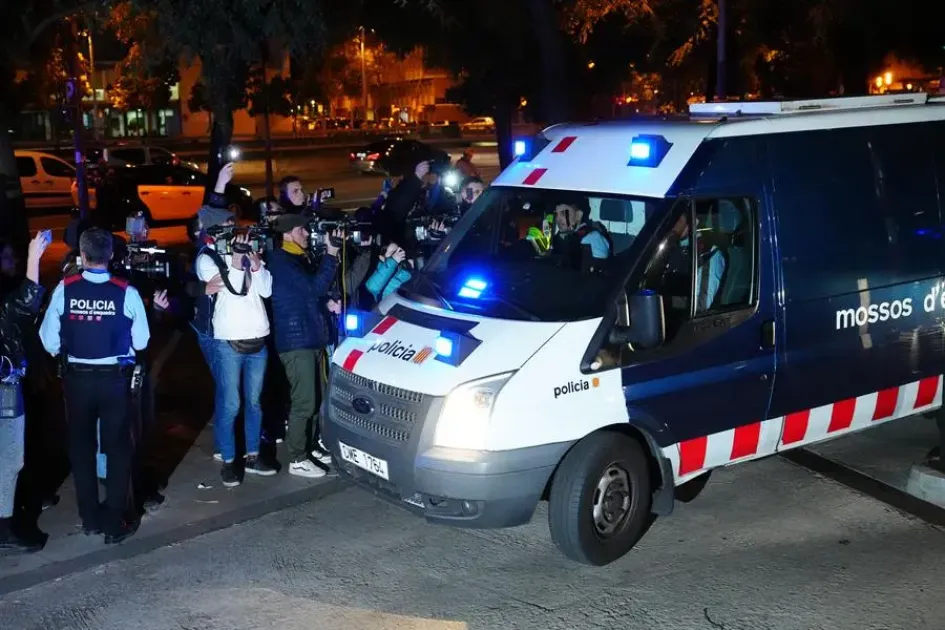Dani Alves, a su salida de los calabozos de la Ciudad de la Justicia hacia la cárcel Brians 1 de Sant Esteve Sesrovires (Barcelona), en un vehículo de los Mossos d'Esquadra, el viernes en la ciudad condal. Dani Alves, a su salida de los calabozos de la Ciudad de la Justicia hacia la cárcel Brians 1 de Sant Esteve Sesrovires (Barcelona), en un vehículo de los Mossos d'Esquadra, el viernes en la ciudad condal.