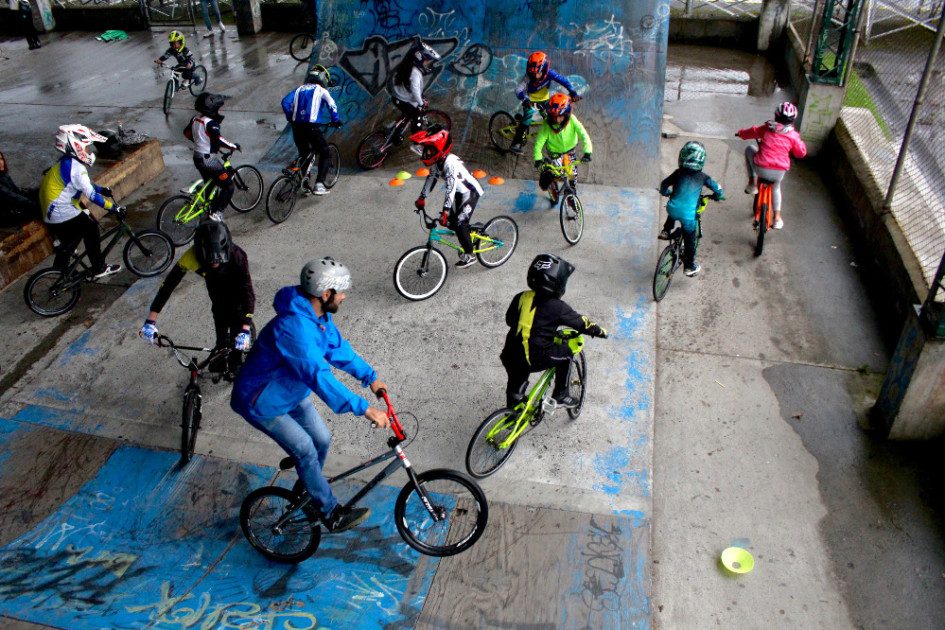 Julián Martínez Jiménez usa el skatepark de la Unidad Deportiva para hacer la clase de freestyle con sus alumnos de BMX Julián Martínez Jiménez usa el skatepark de la Unidad Deportiva para hacer la clase de freestyle con sus alumnos de BMX