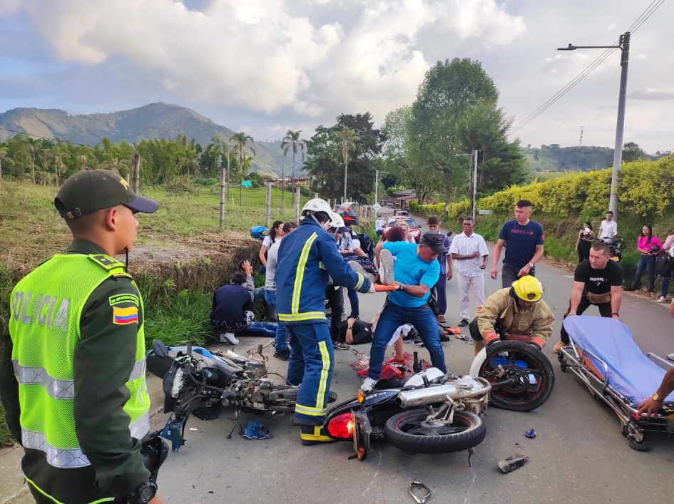 Los cuatro ocupantes resultaron lesionados, pero Juan Esteban murió mientras lo atendían los médicos. Los cuatro ocupantes resultaron lesionados, pero Juan Esteban murió mientras lo atendían los médicos.