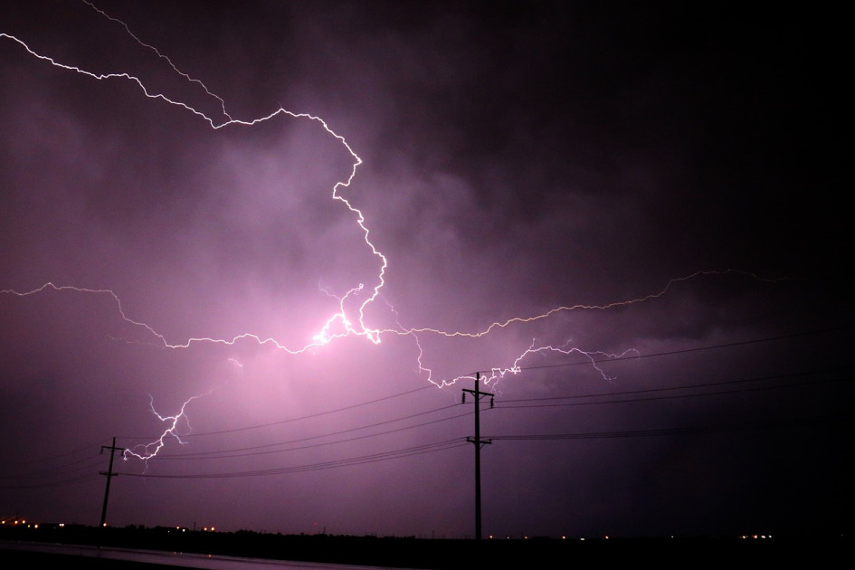 Los polos a tierra y los pararrayos le serán de ayuda para protegerse de las tormentas eléctricas. Los polos a tierra y los pararrayos le serán de ayuda para protegerse de las tormentas eléctricas.