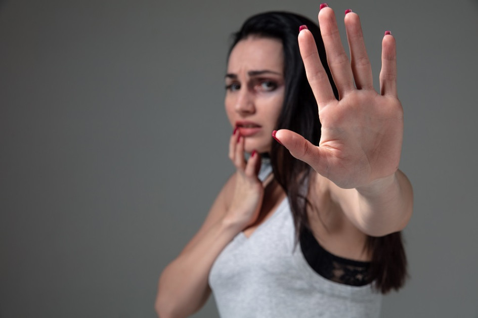 La mujer sufrió del maltrato durante tres años. La mujer sufrió del maltrato durante tres años.