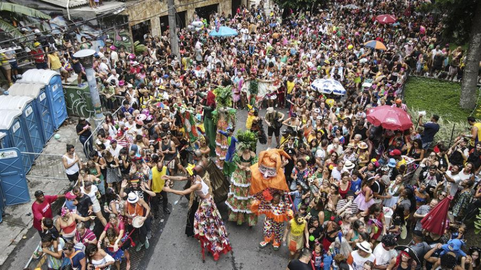 Vista área durante la comparsa callejera "Gigantes da Lira". Vista área durante la comparsa callejera "Gigantes da Lira".