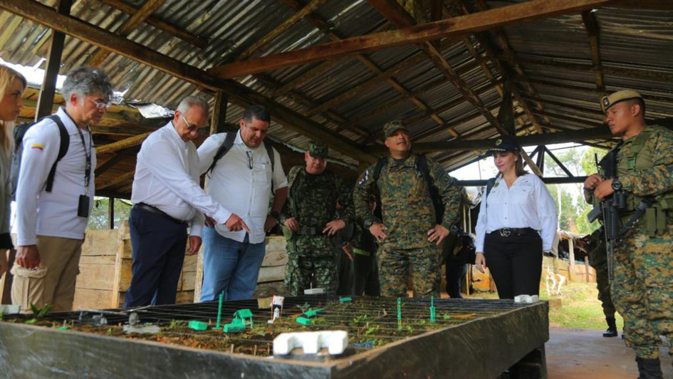 El ministro de Defensa colombiano, Iván Velásquez (segundo de izq. a der.), y el ministro de Seguridad de Panamá, Juan Manuel Pino (tercero), visitaron este martes la base binacional de Alto Limón, en la frontera colombo-panameña. El ministro de Defensa colombiano, Iván Velásquez (segundo de izq. a der.), y el ministro de Seguridad de Panamá, Juan Manuel Pino (tercero), visitaron este martes la base binacional de Alto Limón, en la frontera colombo-panameña.