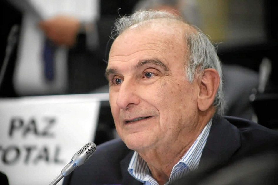 "No queremos emitir juicios prematuros sobre lo bueno y lo malo del proyecto. Creemos que lo más importante ahorita es garantizar la mejor discusión en beneficio del país", dijo el senador Humberto de la Calle, quien impulsa la solicitud. "No queremos emitir juicios prematuros sobre lo bueno y lo malo del proyecto. Creemos que lo más importante ahorita es garantizar la mejor discusión en beneficio del país", dijo el senador Humberto de la Calle, quien impulsa la solicitud.