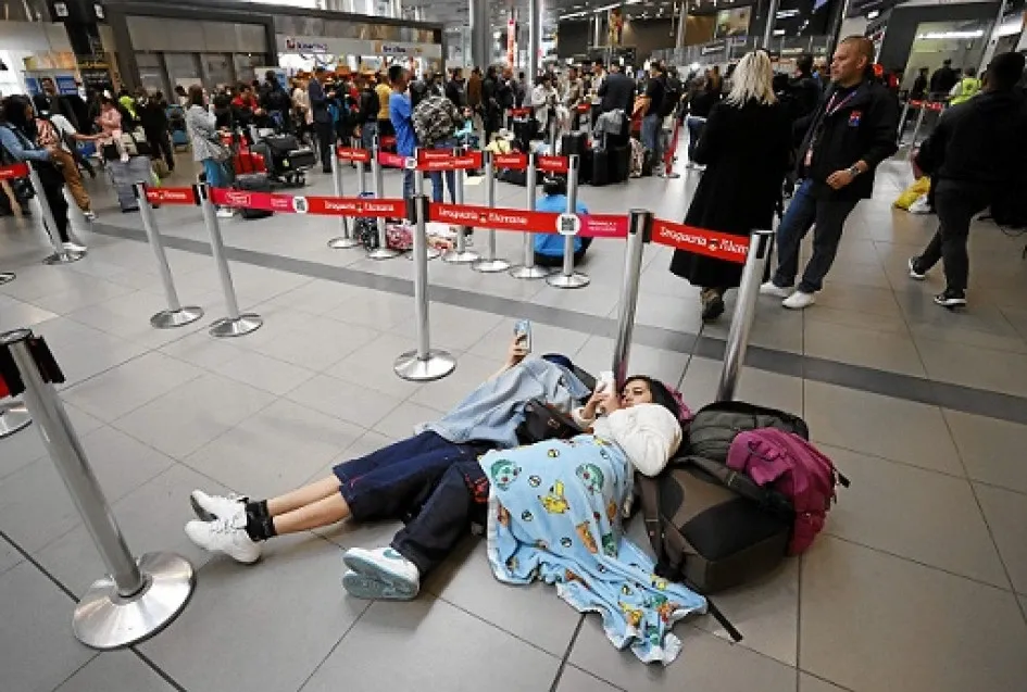 A principios de febrero Viva ya canceló algunas rutas nacionales y la decisión de paralizar sus operaciones ocasionó protestas en aeropuertos como los de Bogotá, Medellín y Barranquilla, donde los viajeros que se quedaron en tierra exigen una solución y que se respeten sus derechos.