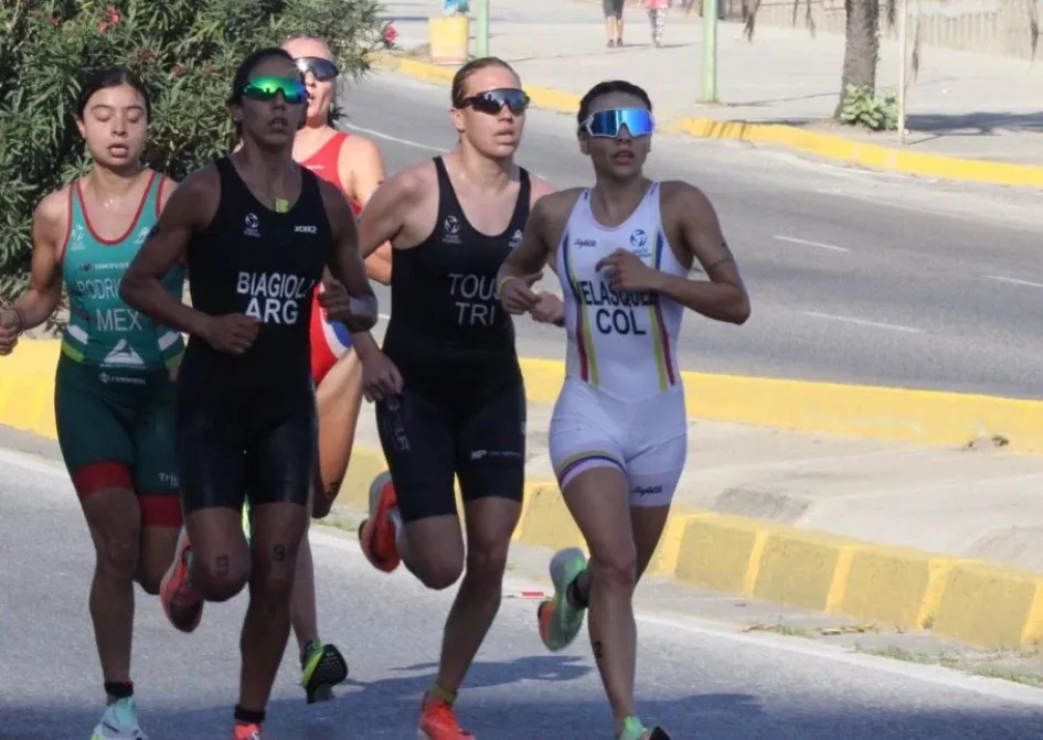 María Carolina Velásquez (blanco), campeona del VII Triatlón Internacional de La Habana. En esta foto, en una competencia hace dos semanas en Venezuela. 