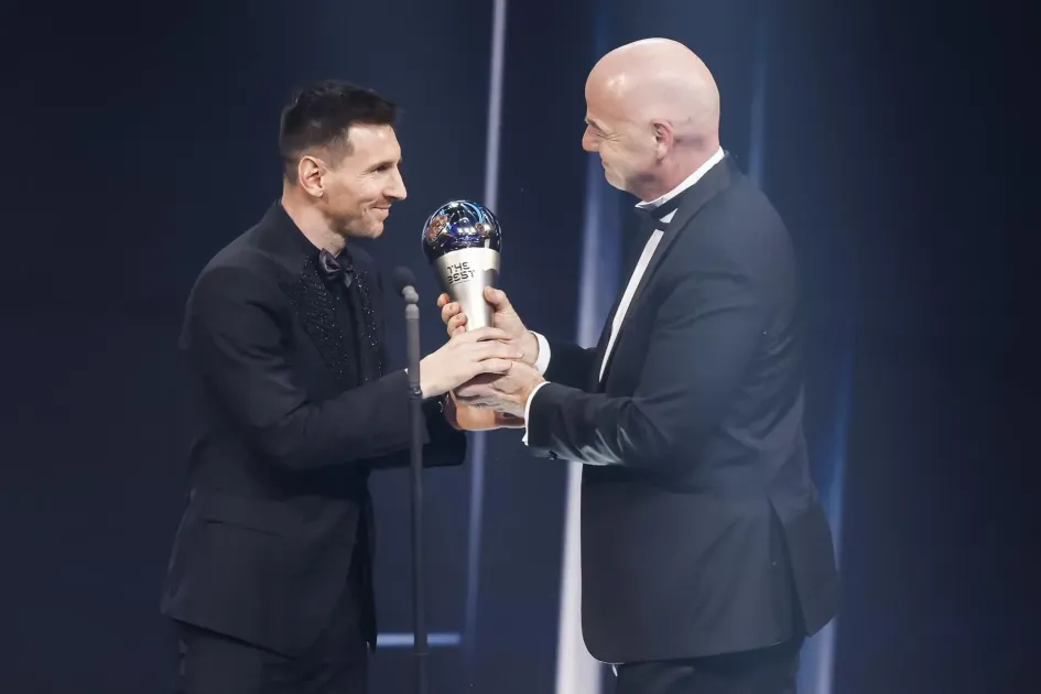 El futbolista argentino Lionel Messi del Paris Saint-Germain FC recibe su premio al mejor jugador masculino de la FIFA de manos del presidente de la FIFA, Gianni Infantino, en el escenario durante la ceremonia The Best FIFA Football Awards 2022 en París, Francia. El futbolista argentino Lionel Messi del Paris Saint-Germain FC recibe su premio al mejor jugador masculino de la FIFA de manos del presidente de la FIFA, Gianni Infantino, en el escenario durante la ceremonia The Best FIFA Football Awards 2022 en París, Francia.