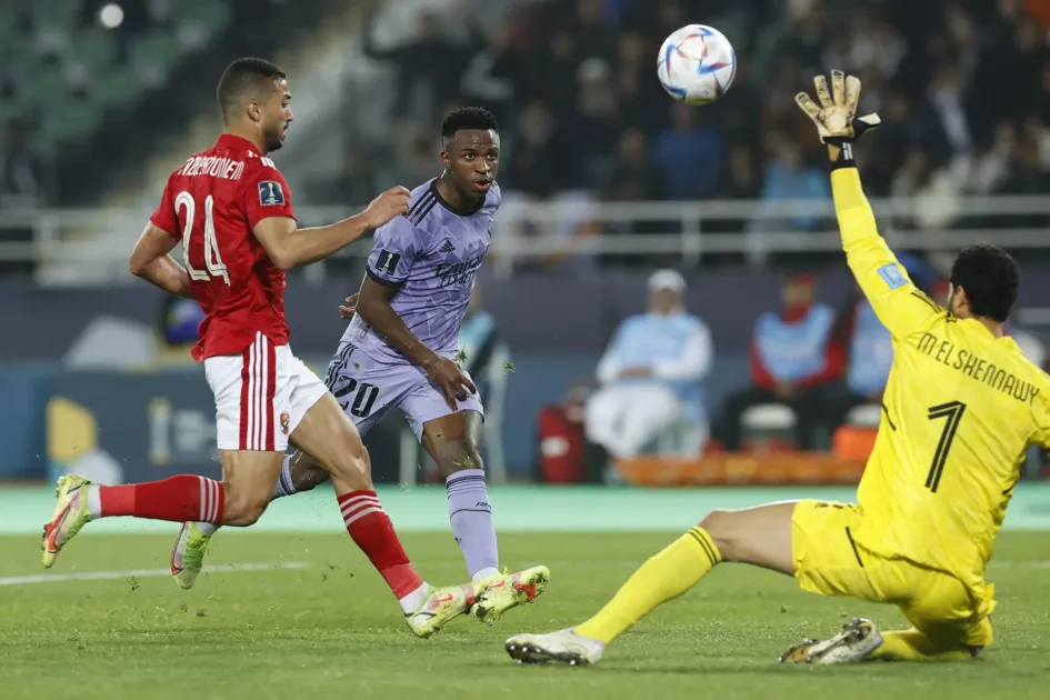 El delantero brasileño del Real Madrid Vinícius Jr (c) remata ante el guardameta del Al Ahly, el egipcio Mohamed El Shenawy (d), para conseguir el primer gol del equipo madridista durante el partido correspondiente a las semifinales del Mundial de Clubes entre el Al Ahly y el Real Madrid, este miércoles en Rabat. El delantero brasileño del Real Madrid Vinícius Jr (c) remata ante el guardameta del Al Ahly, el egipcio Mohamed El Shenawy (d), para conseguir el primer gol del equipo madridista durante el partido correspondiente a las semifinales del Mundial de Clubes entre el Al Ahly y el Real Madrid, este miércoles en Rabat.