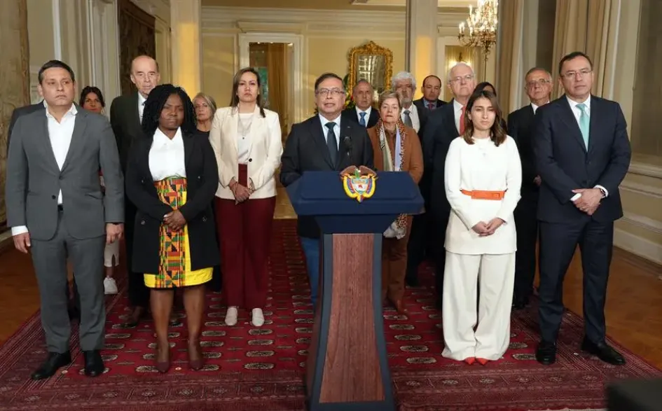 Fotografía cedida por la oficina de prensa de la presidencia de la República, del mandatario Gustavo Petro durante una alocución hoy en Bogotá Alocución del presidente, Gustavo Petro.