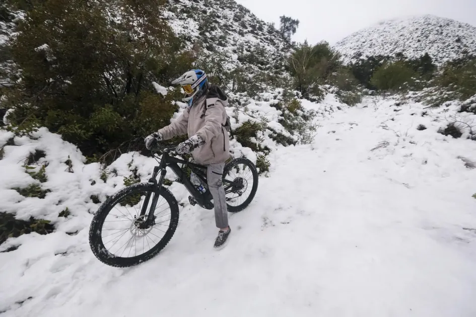 Foto | EFE | LA PATRIA Un hombre camina con su bicicleta en la nieve después de una rara tormenta de nieve en el sur de California, en el Bosque Nacional Ángeles cerca de Glendale, condado de Los Ángeles, California, EE. UU. Foto | EFE | LA PATRIA Un hombre camina con su bicicleta en la nieve después de una rara tormenta de nieve en el sur de California, en el Bosque Nacional Ángeles cerca de Glendale, condado de Los Ángeles, California, EE. UU.
