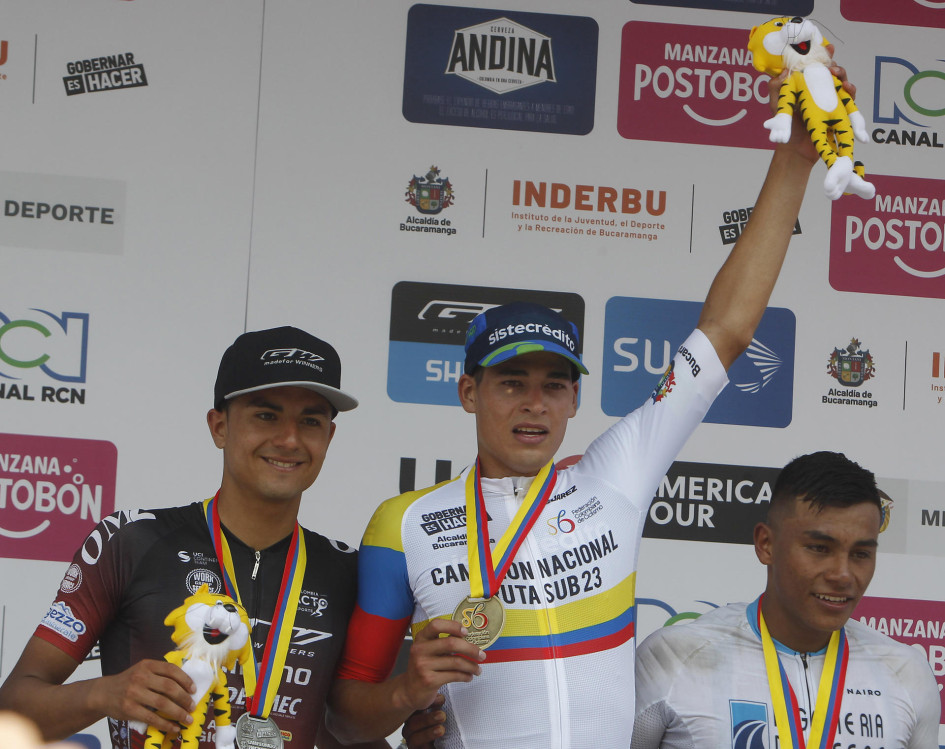 El ciclistas Kevin David Castillo (c), del Team Sistecrédito, celebra el triunfo junto a Andrés Mancipe (i) del equipo GW Shimano Sidermerc, y Edwin Patiño (d) del Team Ingeniería de vías, en el Nacional de Ciclismo en Ruta Sub-23, en Bucaramanga. El ciclistas Kevin David Castillo (c), del Team Sistecrédito, celebra el triunfo junto a Andrés Mancipe (i) del equipo GW Shimano Sidermerc, y Edwin Patiño (d) del Team Ingeniería de vías, en el Nacional de Ciclismo en Ruta Sub-23, en Bucaramanga.