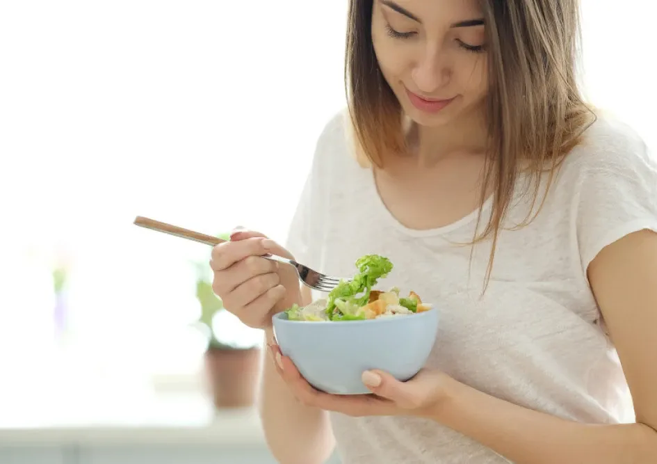 Alimentarse con comida real es el primer paso camino a la salud. Ello debe complementarse con la exposición regular al sol, pues este es crucial para la trasformación de la vitamina D. La actividad física no puede faltar. Comer saludable