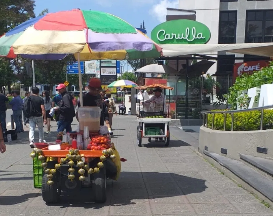 Aumentaron los vendedores ambulantes por la Avenida Santander, afuera de Cable Plaza. Aumentaron los vendedores ambulantes por la Avenida Santander, afuera de Cable Plaza.