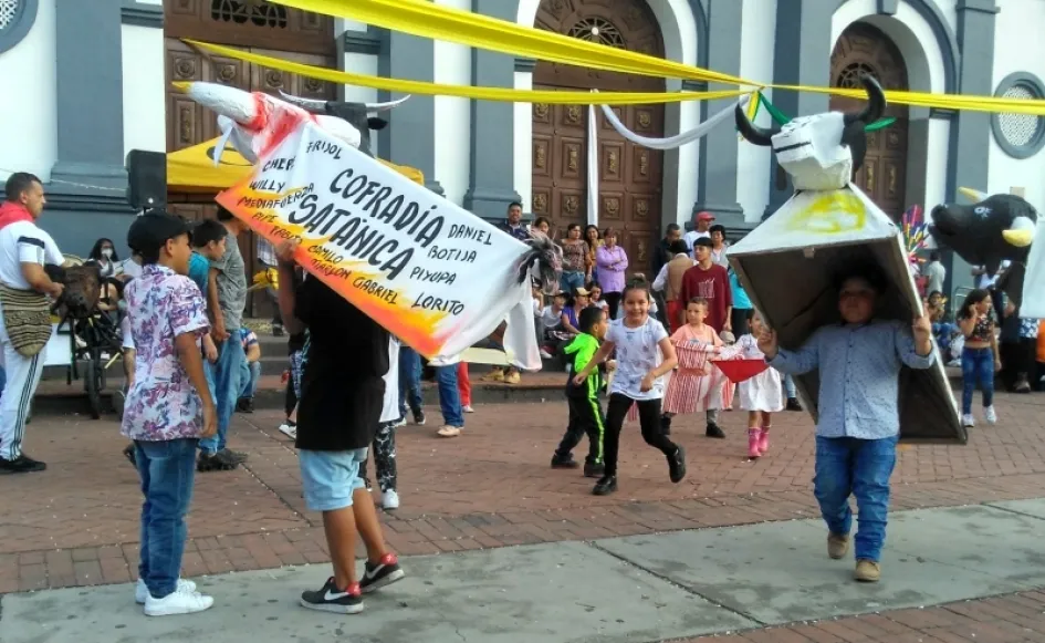 Niños, jóvenes y adultos llevaron las vacas locas durante el paseíllo, en la fiesta a la Virgen de la Candelaria. Al final, se realizó la corraleja de niños, en la plazoleta de Banderas.