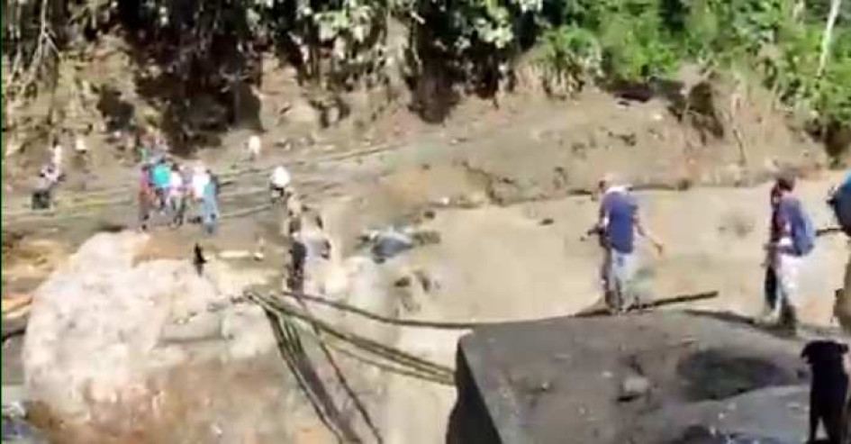 La comunidad debió encargarse de construir el puente con propios aportes ante la falta de apoyo gubernamental. La comunidad debió encargarse de construir el puente con propios aportes ante la falta de apoyo gubernamental.