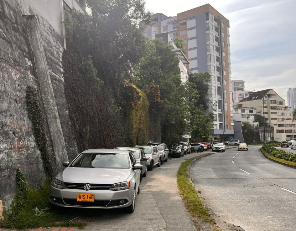 Carros parqueados sobre los andenes de la Avenida Paralela. Carros parqueados sobre los andenes de la Avenida Paralela.