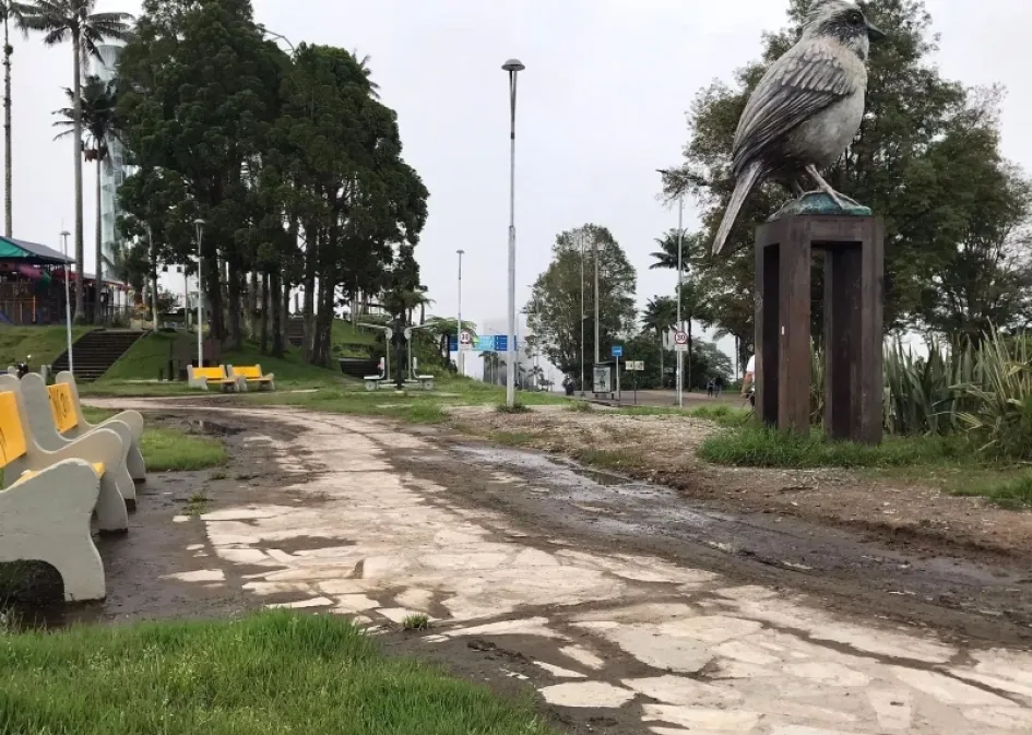 Antes. Accesos y zonas verdes deteriorados se hacían cada vez más evidentes en el parque. Antes. Accesos y zonas verdes deteriorados se hacían cada vez más evidentes en el parque.