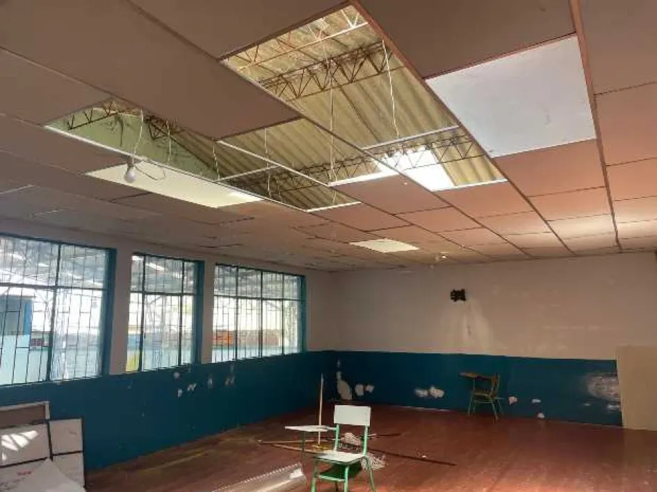 A la antigüedad y al mal estado del techo del colegio Pío XI, de Aranzazu, se sumó un vendaval que levantó tejas. A la antigüedad y al mal estado del techo del colegio Pío XI, de Aranzazu, se sumó un vendaval que levantó tejas.