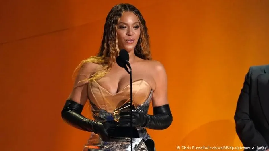 Beyoncé luego de recibir uno de los gramófonos de la noche. Beyoncé luego de recibir uno de los gramófonos de la noche.