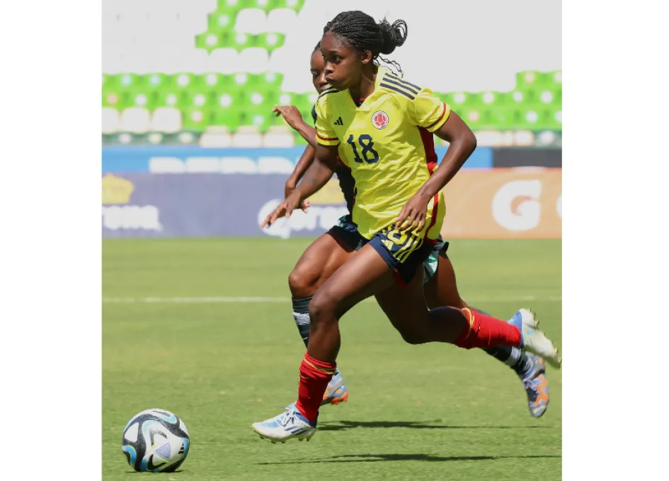 Linda Caicedo (frente) de Colombia disputa un balón con Chinwen Alozie (atrás) de NigerIa, durante un partido por la Women’s Revelations Cup en el estadio León, en Guanajuato (México).