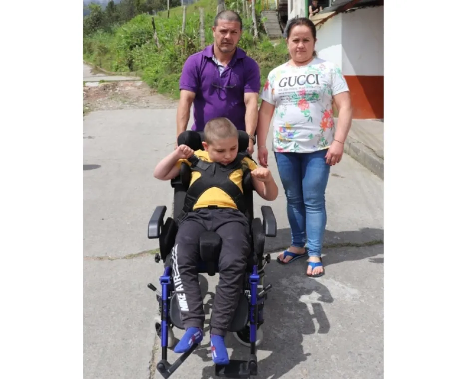 Aparecen, en la imagen, el zapatero Pablo Cardona, Yonnier Aristizábal y la madre de este último, Luz Estela Ortiz. La foto se publica con autorización de Ortiz. Silla de ruedas