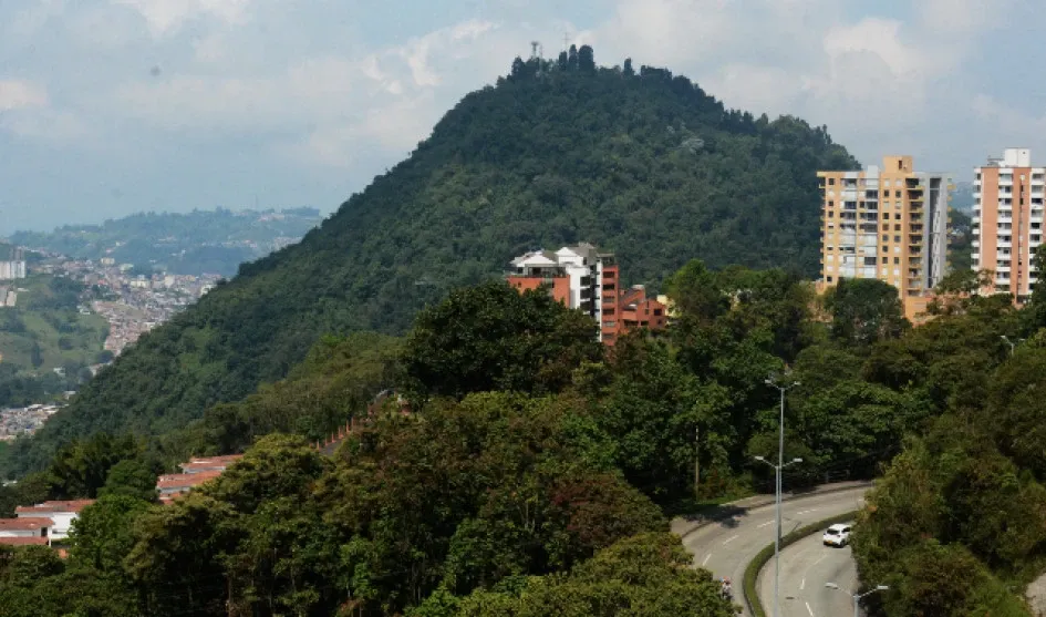 El cerro Sancancio se observa desde varios puntos de la ciudad, forma parte de los lugares representativos de Manizales. cerro Sancancio de Manizales