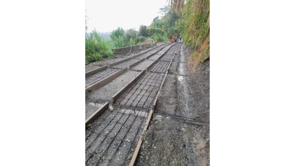 Entre las veredas Alto de la Mina y La Quiebra de Naranjal, de Chinchiná, empezaron a construir placas huella en agosto del año pasado, pero en diciembre el contratista abandonó la obra y dejó el proyecto inconcluso.