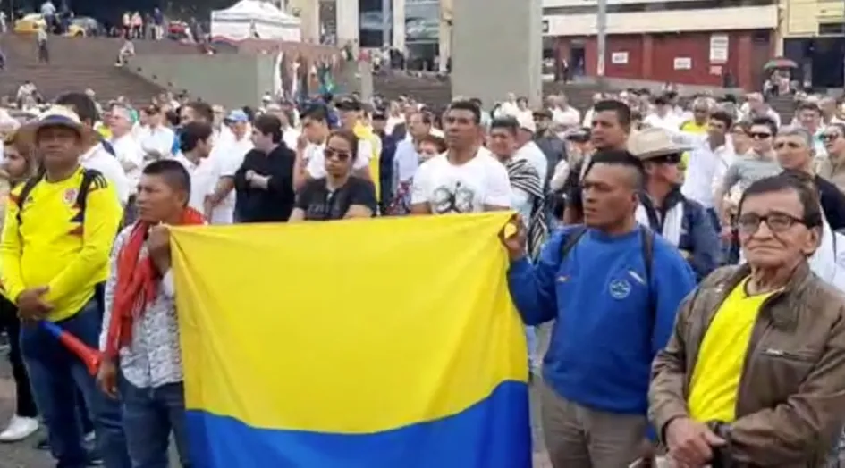 Banderas y camisetas de Colombia se vieron esta mañana en el plantón en la Plaza de Bolívar. 