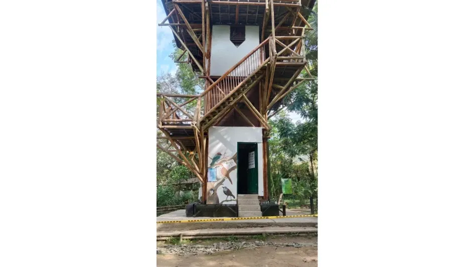 La torre en el Ecoparque Los Alcázares fue cerrada preventivamente con cintas de seguridad, mientras le hacen mantenimiento. La torre en el Ecoparque Los Alcázares fue cerrada preventivamente con cintas de seguridad, mientras le hacen mantenimiento.